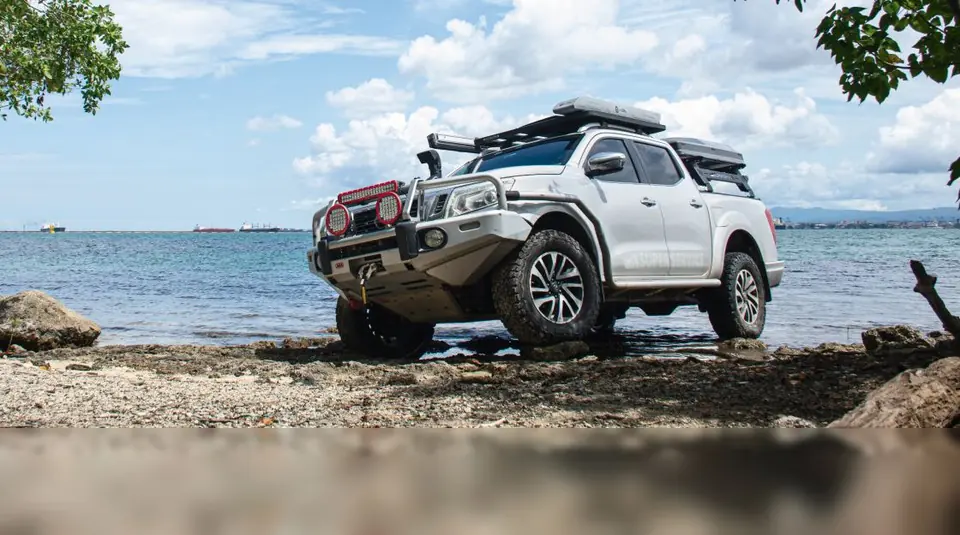 Camioneta con equipo ARB en la orilla del mar